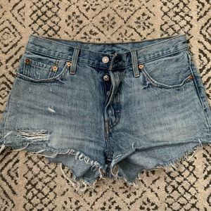 LEVI CUTOFF SHORTS
